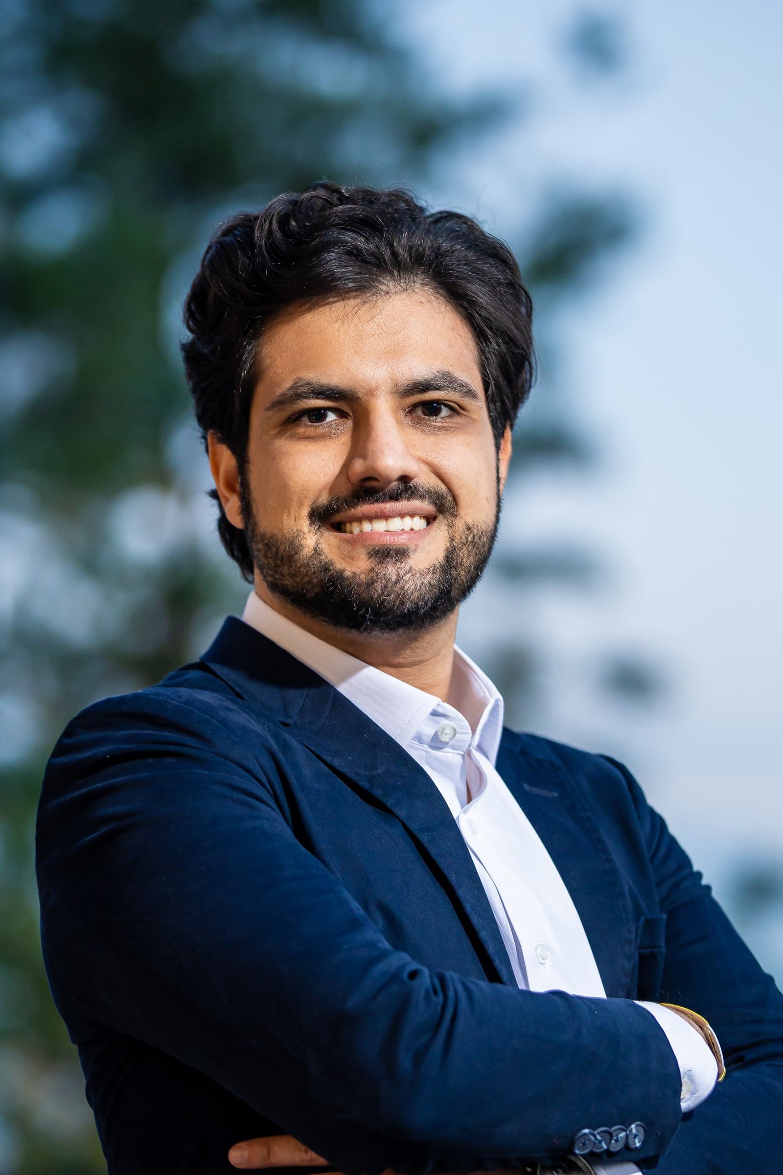 Fernando Mitre de Castro Viglioni, advogado do escritório, sorrindo, de braços cruzados